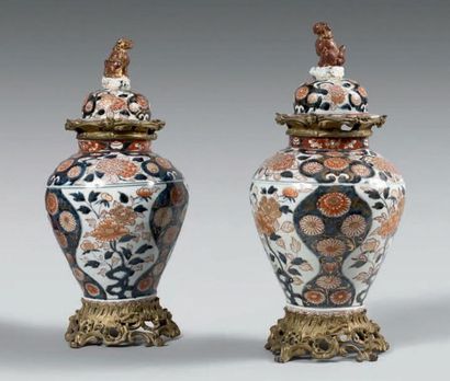 null Paire de vases couverts en porcelaine du Japon à décor
Imari rouge, bleu et...