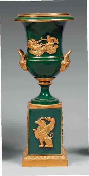 null Grand vase Médicis en porcelaine verte à riche monture en bronze doré: anses...