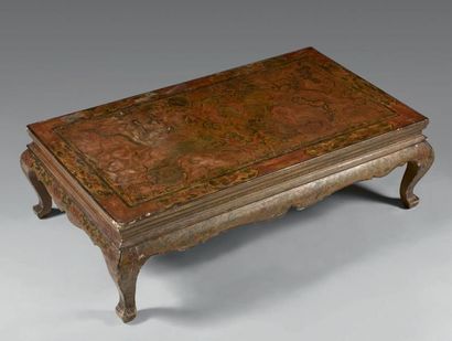 null Table basse formée d'un ancien panneau en laque de
Chine du XVIIe siècle sur...