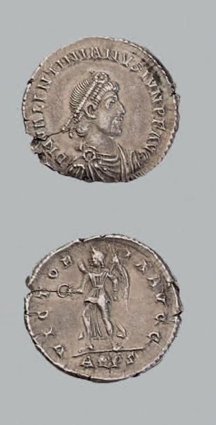 null VALENTINIEN II (373-392) Silique. Aquilée.
Son buste diadémé à droite.
R/ Victoire...