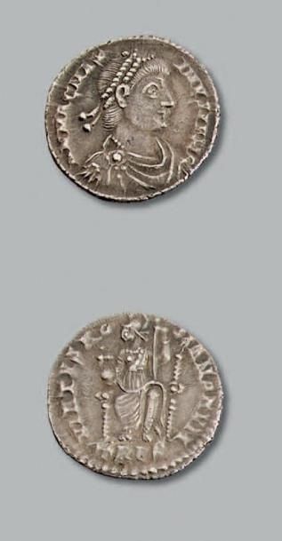 null MAGNUS MAXIMUS (383-388) Silique. Trêves.
Son buste diadémé à droite.
R/ Rome...