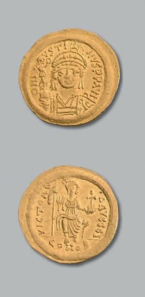 null JUSTIN II (565-578) Solidus. 4,40 g.
Son buste cuirassé de face.
R/ Constantinople...