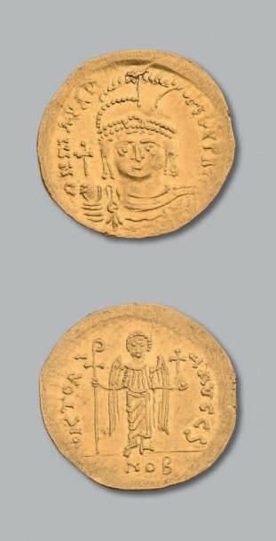 null MAURICE TIBÈRE (582-602) Solidus. 4,43 g.
Son buste cuirassé de face.
R/ Victoire...