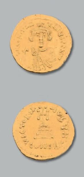 null CONSTANT II (641-668)
Solidus. 4,49 g.
Son buste couronné de face.
R/ Croix...