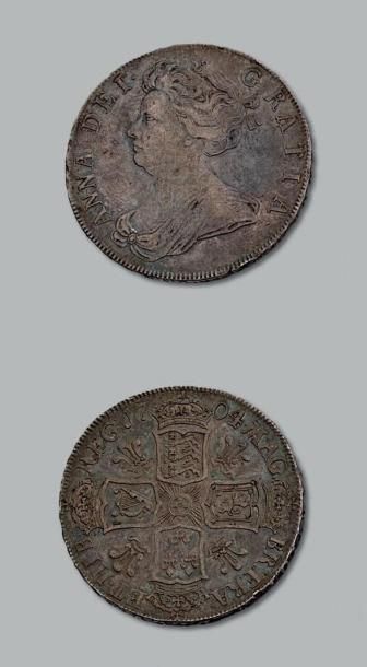 null ANNE (1702-1714) Demi couronne. 1704.
Shilling: 2 exemplaires. 1709 et 1712.
Six...