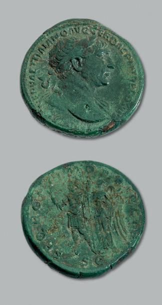 null TRAJAN (98-117) Sesterce (107). Son buste lauré à droite.
R/ Trajan debout à...