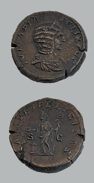 null JULIA DOMNA (†217), épouse de Septime Sévère Sesterce. Rome (213).
Son buste...