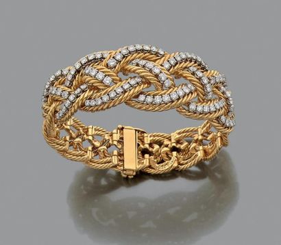 BOUCHERON Paris 
Signé et numéroté 7577.
Bracelet articulé rigide et ouvrant en or...