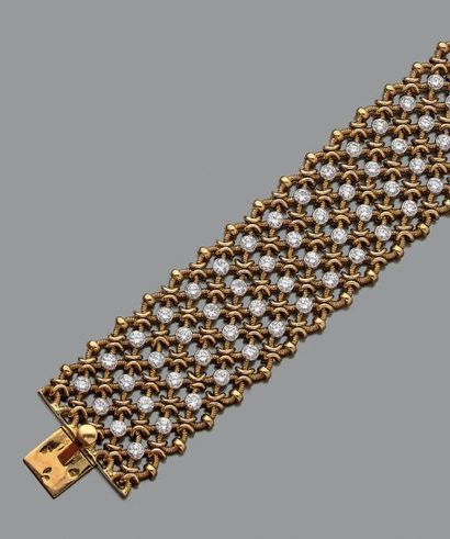 CARTIER 
Signé et numéroté.
Bracelet «résille» articulé en or jaune 750 millièmes...