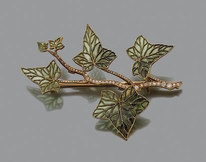 LALIQUE 
Signé.
Broche feuillage en or jaune 750 millièmes ornée de pâte de verre...