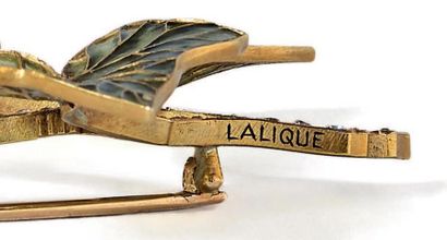 LALIQUE 
Signé.
Broche feuillage en or jaune 750 millièmes ornée de pâte de verre...