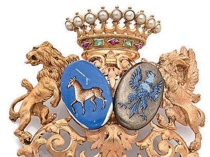 null Châtelaine en or rose 750 millièmes à décor de lions, chimère et agrafes de...