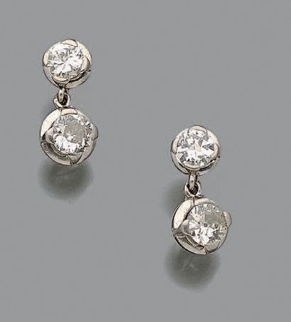 null Paire de pendants d'oreilles en platine 850 millièmes, chacun orné de deux diamants...