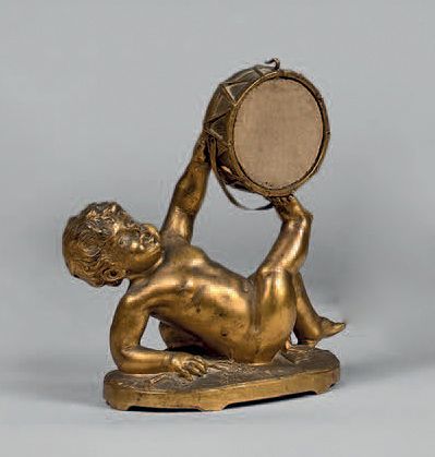 null Porte-montre en forme d'enfant jouant avec un tambourin en bronze doré.
Signé...