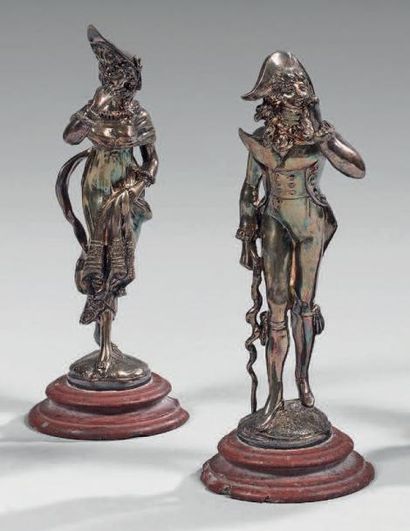 null Deux statuettes en bronze argenté représentant un couple d'Incroyables. Socles...