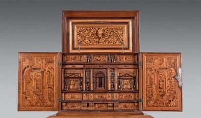 null Cabinet en placage de bois fruitier orné de motifs géométrique ouvrant à deux...