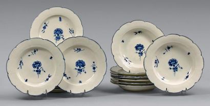 CHANTILLY 
Quinze assiettes à bord contourné, décor en camaïeu bleu dit «à l'oeillet».
XVIIIe...