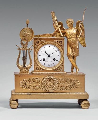 null Pendule en bronze doré ornée d'un amour avec flèche, torche enflammée, carquois,...