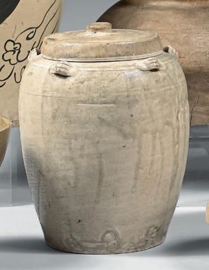 VIETNAM - XIIe/XIIIe siècle Pot couvert en grès porcelaineux émaillé blanc, l'épaulement...