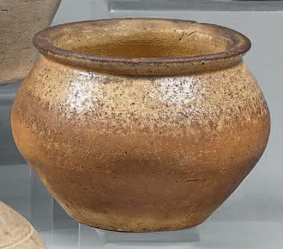 VIETNAM - probablement du XVIe siècle Pot en terre cuite à traces d'émail beige.
(Accident...