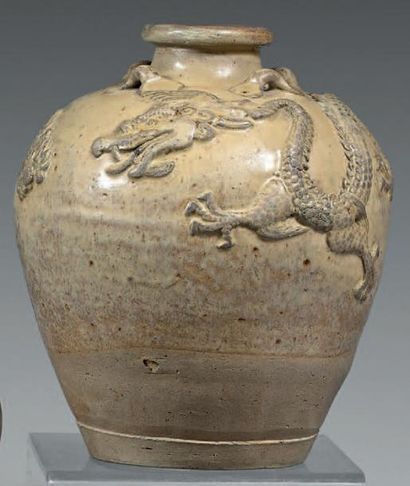 VIETNAM - XVIIIe/XIXe siècle Pot en grès émaillé beige à décor appliqué d'un dragon...