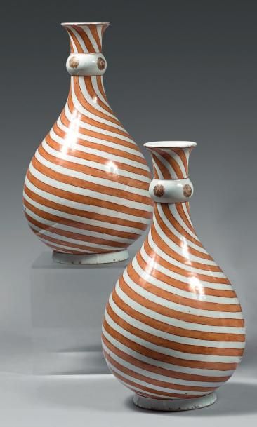 DE STYLE CHINOIS - XIXe siècle Paire de vases balustres en porcelaine décorée en...