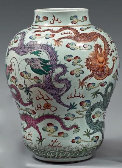 CHINE - fin du XIXe siècle Vase en porcelaine émaillée polychrome à décors de sept...