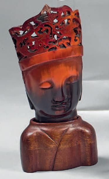 CHINE - XXe siècle Tête de bouddha en corne de buffle sculptée, la coiffe ajourée...