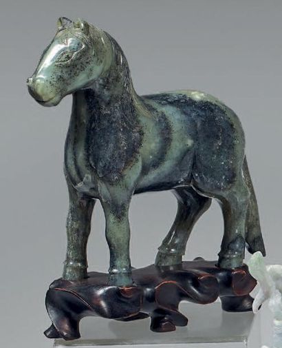 CHINE - XIXe siècle Statuette de cheval debout en néphrite grise sculptée tachetée...