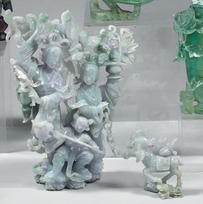 CHINE - XXe siècle Groupe en jadéite verte sculpté de deux jeunes femmes tenant des...