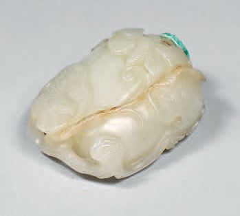 CHINE - Début du XIXe siècle Flacon tabatière en néphrite céladon en forme de cucurbitacée...