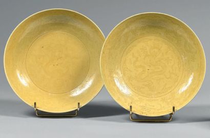 CHINE - Époque KANGXI (1662-1722) Paire de coupes en porcelaine émaillée jaune à...