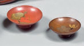 JAPON - XIXE SIÈCLE Deux petites coupes à sake, l'une en laque rouge à motif de tortues...