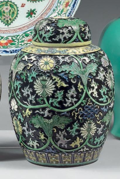 CHINE - XXe siècle Pot à gingembre couvert en porcelaine à décor émaillé polychrome...