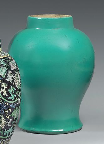 CHINE - Fin du XVIIIe siècle Potiche de forme balustre en porcelaine émaillée verte.
(Fêlures...