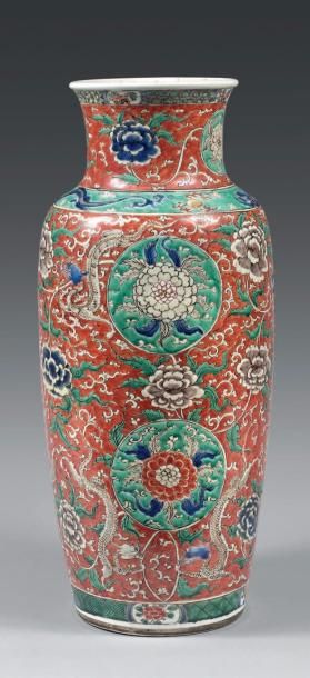 CHINE - Époque KANGXI (1662-1722) Grand vase rouleau à col évasé en porcelaine émaillée...