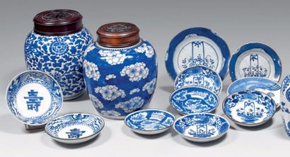 CHINE - Époque KANGXI (1662-1722) Ensemble de dix coupelles en porcelaine bleu blanc...