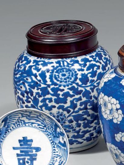 CHINE - Époque KANGXI (1662-1722) Pot à gingembre en porcelaine bleu blanc à décor...
