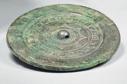 CHINE - Epoque HAN (206 av. J.-C. - 220 ap. J.-C.) Miroir en bronze à patine verte...