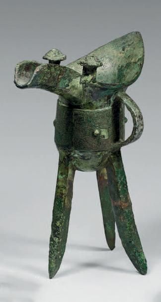 CHINE - Fin de l'époque Shang (v.1600-1046 av. J.-C.), Vase à boisson fermentée «jue»...