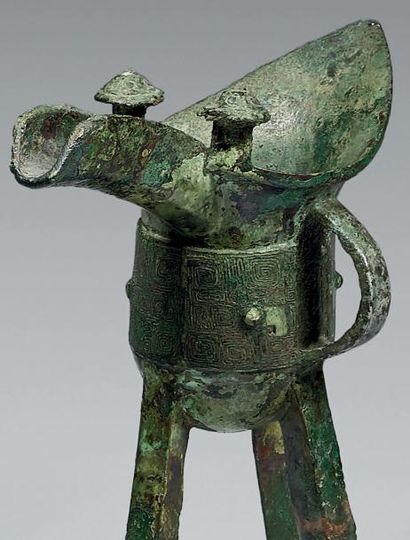 CHINE - Fin de l'époque Shang (v.1600-1046 av. J.-C.), Vase à boisson fermentée «jue»...