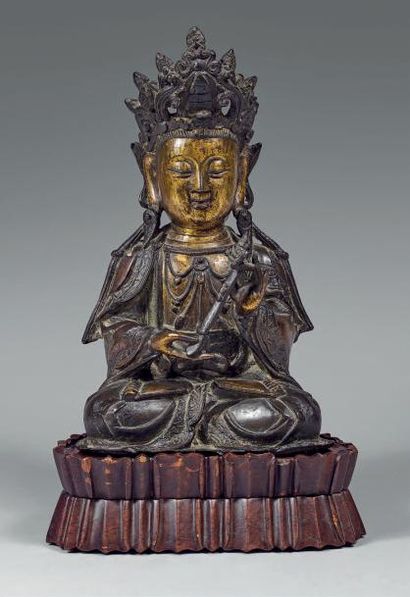 CHINE - Epoque MING (1368-1644) Statuette en bronze à patine brune de bouddha assis...