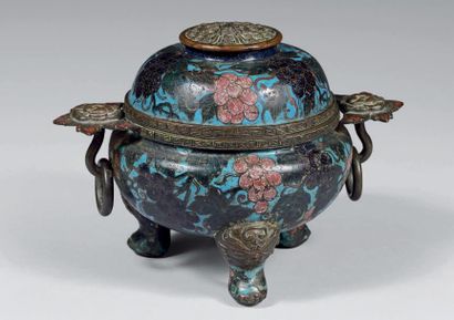 CHINE Époque Ming (1368-1644), XVIe siècle Brûle-parfum tripode en bronze et émaux...