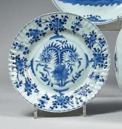 CHINE - Époque KANGXI (1662-1722) Assiette en porcelaine décorée en bleu sous couverte...