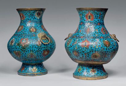 CHINE - XVIIe siècle Paire de grands vases de forme «hu» en bronze et émaux cloisonnés...