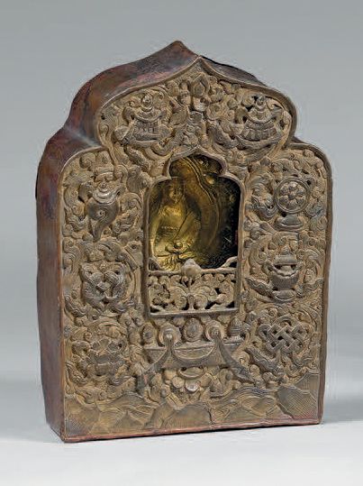 TIBET - XVIIIE/XIXE SIÈCLE Petit reliquaire tibétain en cuivre repoussé à décor des...