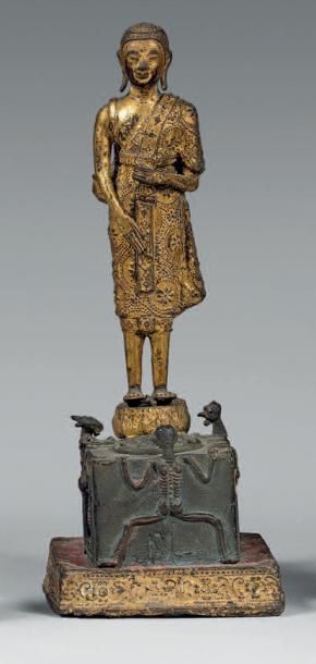 THAILANDE, Ratanakosin - XIXe siècle Groupe en bronze laqué or, bouddha debout sur...