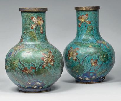 CHINE - XIXe siècle Paire de vases balustres de forme «tianqiuping» en bronze et...