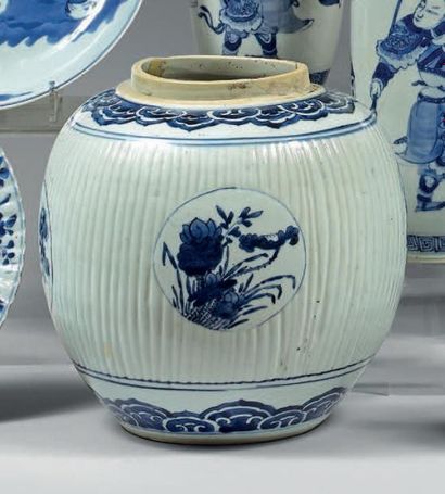 CHINE - Époque KANGXI (1662-1722) Pot à gingembre côtelé en porcelaine décorée en...