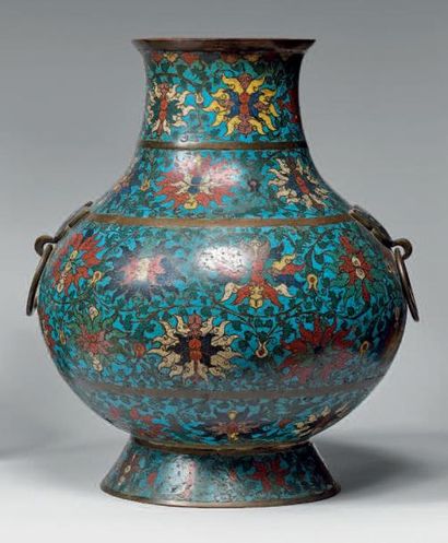 CHINE - XIXe siècle Vase de forme «hu» en bronze et émaux cloisonnés à décor sur...